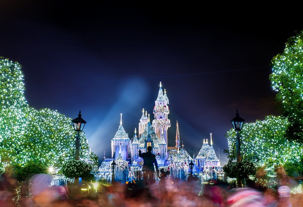 believe-holiday-magic-fireworks-disneyland-finale-snow