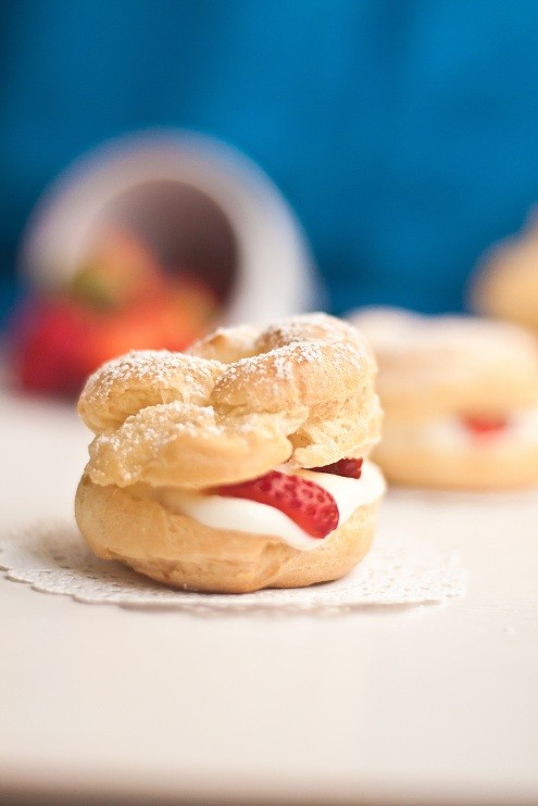 Cream Puffs filled with Mascarpone and Strawberry